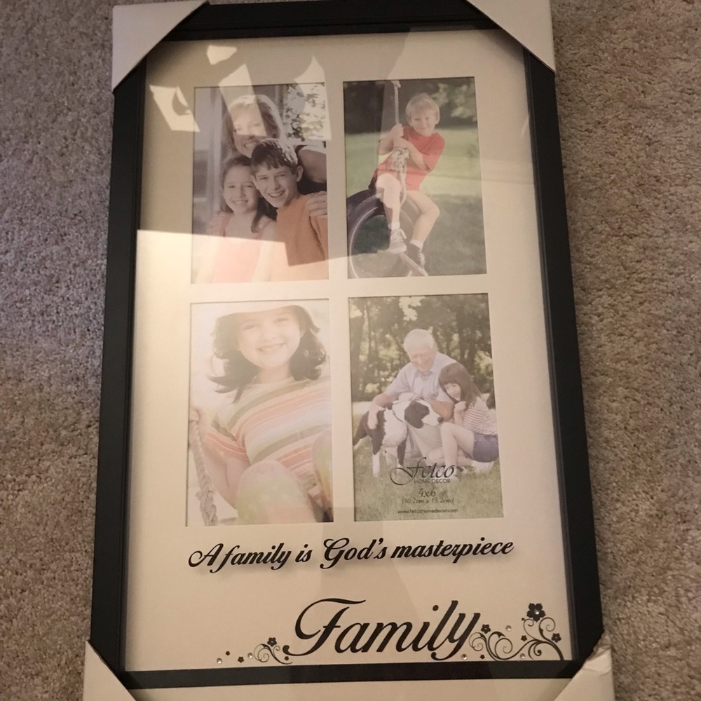 Hanging picture frame for four 4x6 photos